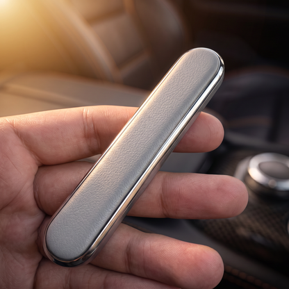 Silver – Noiré Diffuser in der Hand, Fahrzeuginnenraum