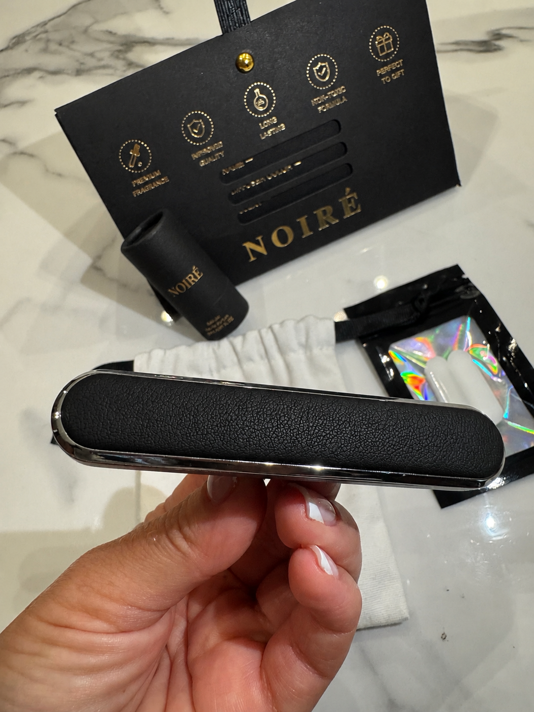 Black – Noiré Diffuser in der Hand mit Verpackung